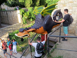 Festival Und&agrave;rius 2018. Correfoc amb el Petit Drac Major de Girona i els Trons de l'Onyar