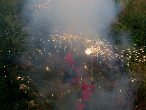 Festival Und&agrave;rius 2018. Correfoc amb el Petit Drac Major de Girona i els Trons de l'Onyar