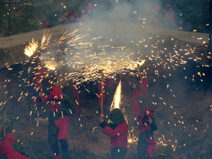 Festival Und&agrave;rius 2018. Correfoc amb el Petit Drac Major de Girona i els Trons de l'Onyar