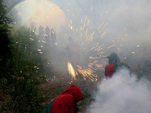 Festival Und&agrave;rius 2018. Correfoc amb el Petit Drac Major de Girona i els Trons de l'Onyar