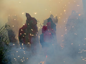 Festival Und&agrave;rius 2018. Correfoc amb el Petit Drac Major de Girona i els Trons de l'Onyar