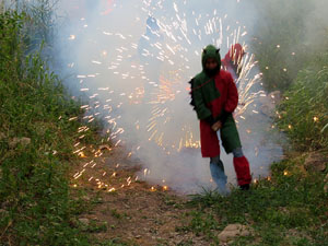 Festival Und&agrave;rius 2018. Correfoc amb el Petit Drac Major de Girona i els Trons de l'Onyar