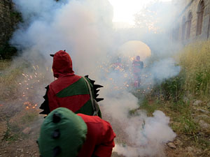 Festival Und&agrave;rius 2018. Correfoc amb el Petit Drac Major de Girona i els Trons de l'Onyar
