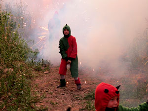 Festival Und&agrave;rius 2018. Correfoc amb el Petit Drac Major de Girona i els Trons de l'Onyar