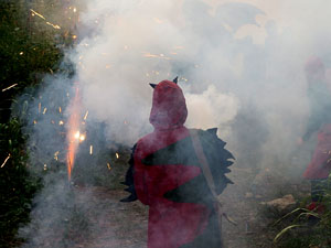 Festival Und&agrave;rius 2018. Correfoc amb el Petit Drac Major de Girona i els Trons de l'Onyar