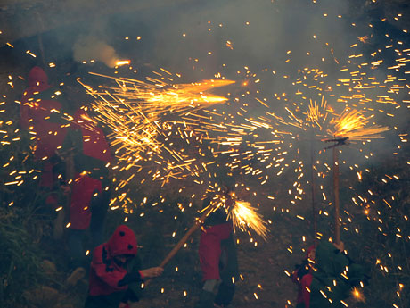 Festival Und&agrave;rius 2018. Correfoc amb el Petit Drac Major de Girona i els Trons de l'Onyar