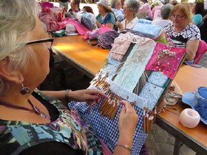 Festival Und&agrave;rius 2018. Trobada de puntaires a la pla&ccedil;a de Sant Feliu