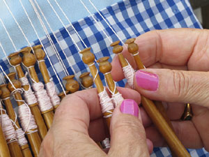 Festival Und&agrave;rius 2018. Trobada de puntaires a la pla&ccedil;a de Sant Feliu