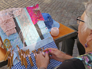Festival Und&agrave;rius 2018. Trobada de puntaires a la pla&ccedil;a de Sant Feliu