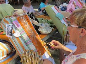 Festival Und&agrave;rius 2018. Trobada de puntaires a la pla&ccedil;a de Sant Feliu