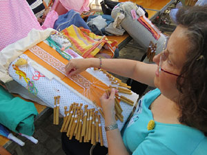 Festival Und&agrave;rius 2018. Trobada de puntaires a la pla&ccedil;a de Sant Feliu