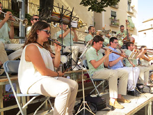 Festival Und&agrave;rius 2018. Sardanes a la pla&ccedil;a de Sant Feliu amb la cobla Rossinyolets de Castell&oacute; d'Emp&uacute;ries
