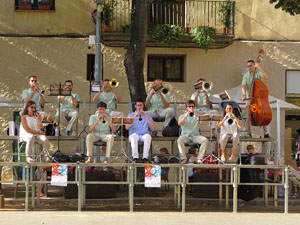 Festival Und&agrave;rius 2018. Sardanes a la pla&ccedil;a de Sant Feliu amb la cobla Rossinyolets de Castell&oacute; d'Emp&uacute;ries