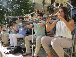 Festival Und&agrave;rius 2018. Sardanes a la pla&ccedil;a de Sant Feliu amb la cobla Rossinyolets de Castell&oacute; d'Emp&uacute;ries