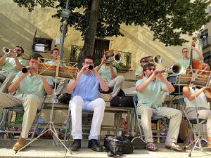 Festival Und&agrave;rius 2018. Sardanes a la pla&ccedil;a de Sant Feliu amb la cobla Rossinyolets de Castell&oacute; d'Emp&uacute;ries