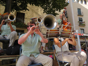 Festival Und&agrave;rius 2018. Sardanes a la pla&ccedil;a de Sant Feliu amb la cobla Rossinyolets de Castell&oacute; d'Emp&uacute;ries