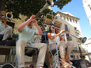 Festival Und&agrave;rius 2018. Sardanes a la pla&ccedil;a de Sant Feliu amb la cobla Rossinyolets de Castell&oacute; d'Emp&uacute;ries