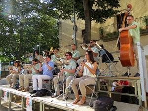 Festival Und&agrave;rius 2018. Sardanes a la pla&ccedil;a de Sant Feliu amb la cobla Rossinyolets de Castell&oacute; d'Emp&uacute;ries