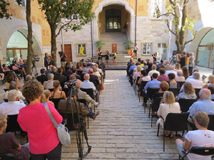 Diada Nacional 2018. Acte institucional al Pati de les Magnòlies, amb parlaments de Marta Madrenas, Miquel Noguer i Pere Vila