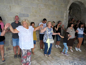 Festa Major de Sant Daniel 2018 - Audici&oacute; i ballada de la Sardana de les monges al claustre del Monestir de Sant Daniel