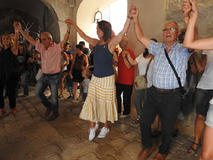 Festa Major de Sant Daniel 2018 - Audici&oacute; i ballada de la Sardana de les monges al claustre del Monestir de Sant Daniel