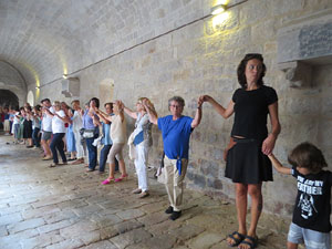 Festa Major de Sant Daniel 2018 - Audici&oacute; i ballada de la Sardana de les monges al claustre del Monestir de Sant Daniel