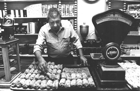 Xavier Puig, amb xuixos, a l'interior de la Pastisseria Puig de l'Argenteria. Octubre 1992