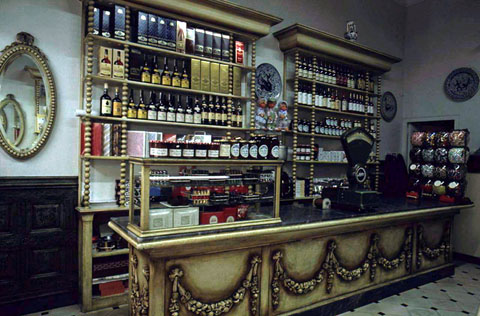 Interior de la pastisseria Emili Puig situada al carrer Argenteria. 1988