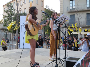 Concentraci&oacute; a la pla&ccedil;a de Santa Susanna per la llibertat dels presos pol&iacute;tics, amb Montse Puigdemont Casa