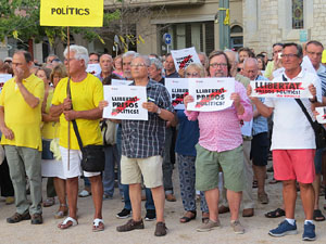 Concentraci&oacute; a la pla&ccedil;a de Santa Susanna per la llibertat dels presos pol&iacute;tics, amb Montse Puigdemont Casa