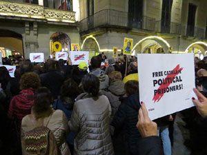 Concentraci&oacute; a la pla&ccedil;a del Vi per la llibertat dels presos pol&iacute;tics, amb la Polif&ograve;nica de Girona