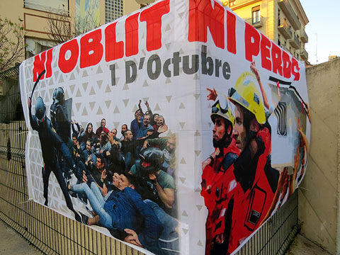 Pancarta a la plaça de l'U d'octubre de 2017