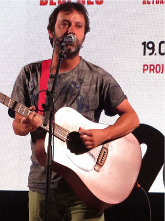 El cantautor Mazoni durant la seva actuació