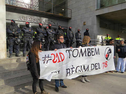 Pancarta davant els Jutjats de Girona
