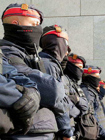 Mossos d'Esquadra davant els Jutjats de Girona