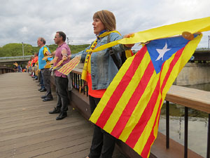 Cadena humana 'Fem-ne Via' entre Sant Julià de Ramis i Aiguaviva