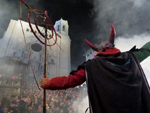Fires 2018. La Beatufarra, descens del Beatusaure per les escales de la Catedral de Girona