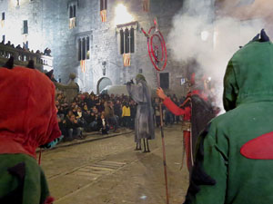 Fires 2018. La Beatufarra, descens del Beatusaure per les escales de la Catedral de Girona