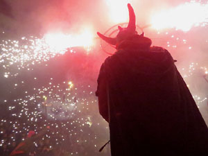 Fires 2018. La Beatufarra, descens del Beatusaure per les escales de la Catedral de Girona