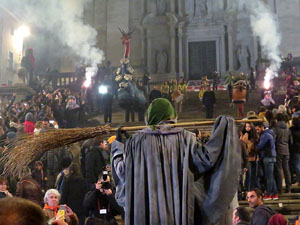 Fires 2018. La Beatufarra, descens del Beatusaure per les escales de la Catedral de Girona