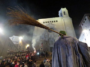 Fires 2018. La Beatufarra, descens del Beatusaure per les escales de la Catedral de Girona