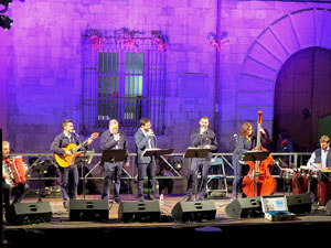Fires 2018. Tradicional cantada d'havaneres a les escales de la Catedral pel grup Terra Endins