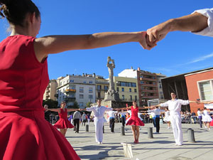 78&egrave; concurs de Colles Sardanistes amb la cobla Ciutat de Girona a la pla&ccedil;a de Francesc Calvet i Rubalcaba