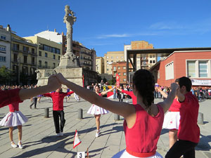 78&egrave; concurs de Colles Sardanistes amb la cobla Ciutat de Girona a la pla&ccedil;a de Francesc Calvet i Rubalcaba