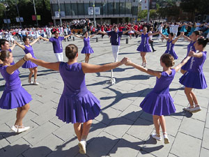 78&egrave; concurs de Colles Sardanistes amb la cobla Ciutat de Girona a la pla&ccedil;a de Francesc Calvet i Rubalcaba