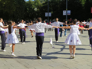 78&egrave; concurs de Colles Sardanistes amb la cobla Ciutat de Girona a la pla&ccedil;a de Francesc Calvet i Rubalcaba