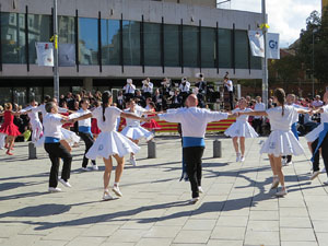 78&egrave; concurs de Colles Sardanistes amb la cobla Ciutat de Girona a la pla&ccedil;a de Francesc Calvet i Rubalcaba