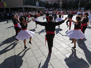 78&egrave; concurs de Colles Sardanistes amb la cobla Ciutat de Girona a la pla&ccedil;a de Francesc Calvet i Rubalcaba
