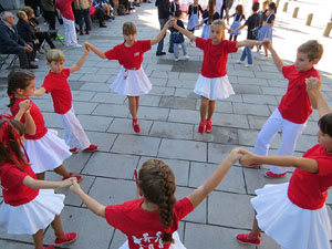 78&egrave; concurs de Colles Sardanistes amb la cobla Ciutat de Girona a la pla&ccedil;a de Francesc Calvet i Rubalcaba