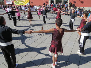 78&egrave; concurs de Colles Sardanistes amb la cobla Ciutat de Girona a la pla&ccedil;a de Francesc Calvet i Rubalcaba